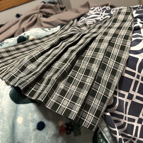 Black and white skirt flair on the left side - Picture 4 of 4